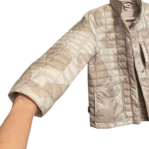 The North Face Women's
ThermoBall Eco Snap Jacket-Size Medium-Dove Grey Camo - Picture 7 of 15